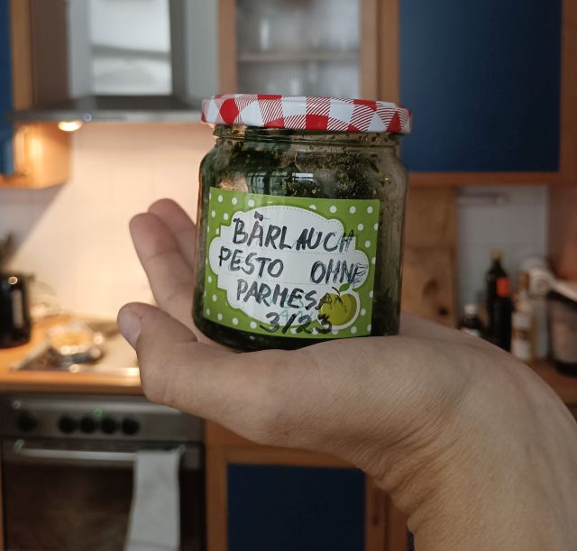 Etikett entfernen von einem Marmeladeglas