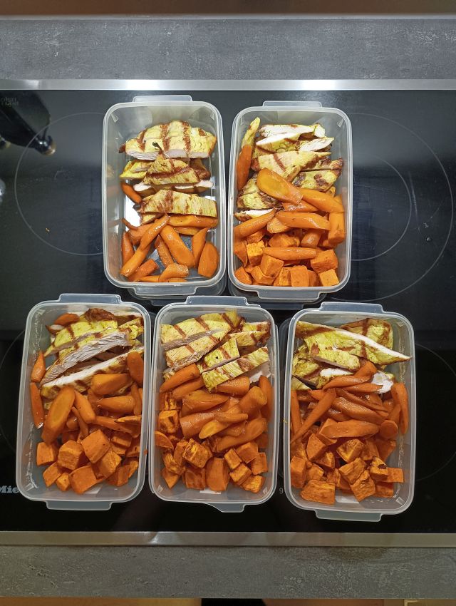 Putenfleisch mit Süßkartoffeln und glasierten Karotten angerichtet in 5 Vorratsdosen