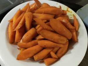 Fertige glasierte Karotten auf Teller