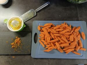 geschnittene Karotten auf Schneidebrett